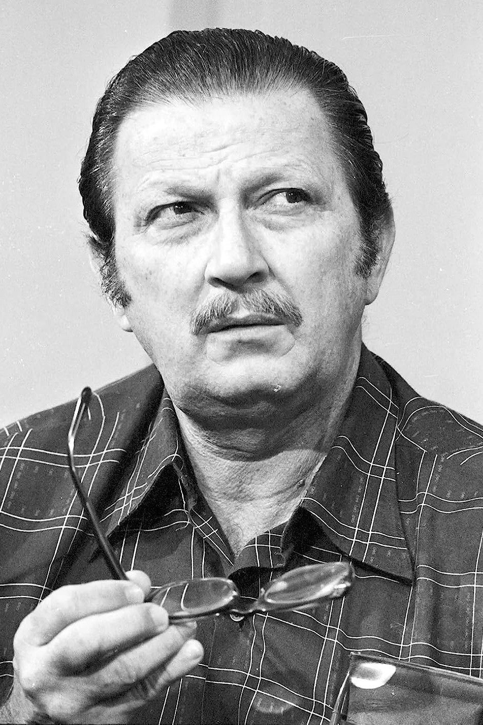 Alberto Pérez backdrop