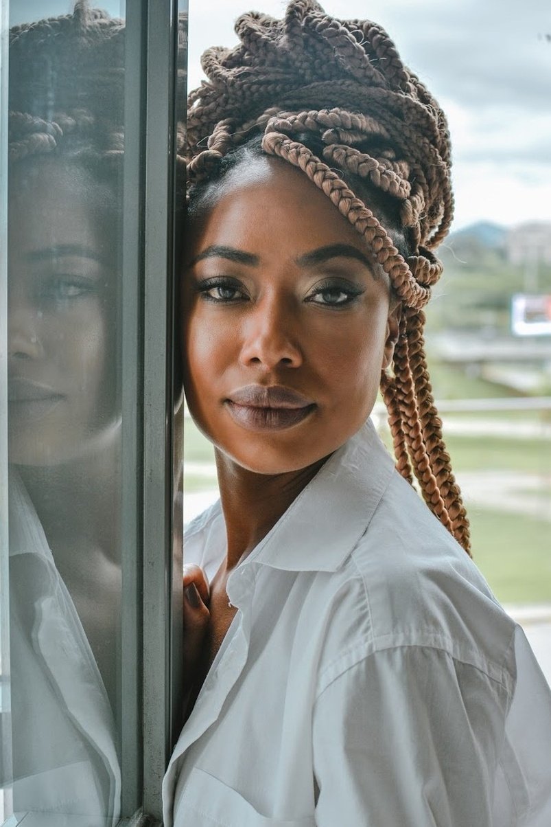 Mariana Nunes backdrop