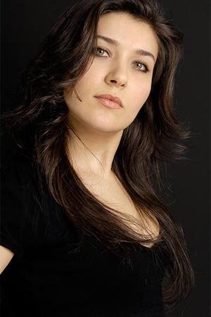 Deniz Bolışık backdrop