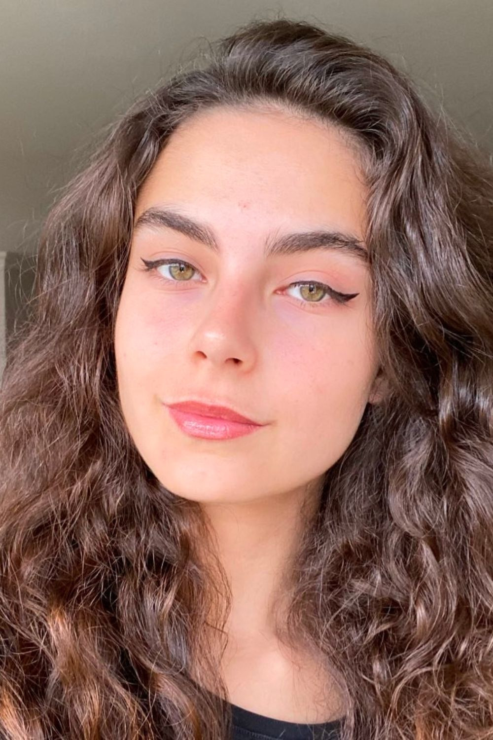 Gynesh Nezihe Shensoj backdrop