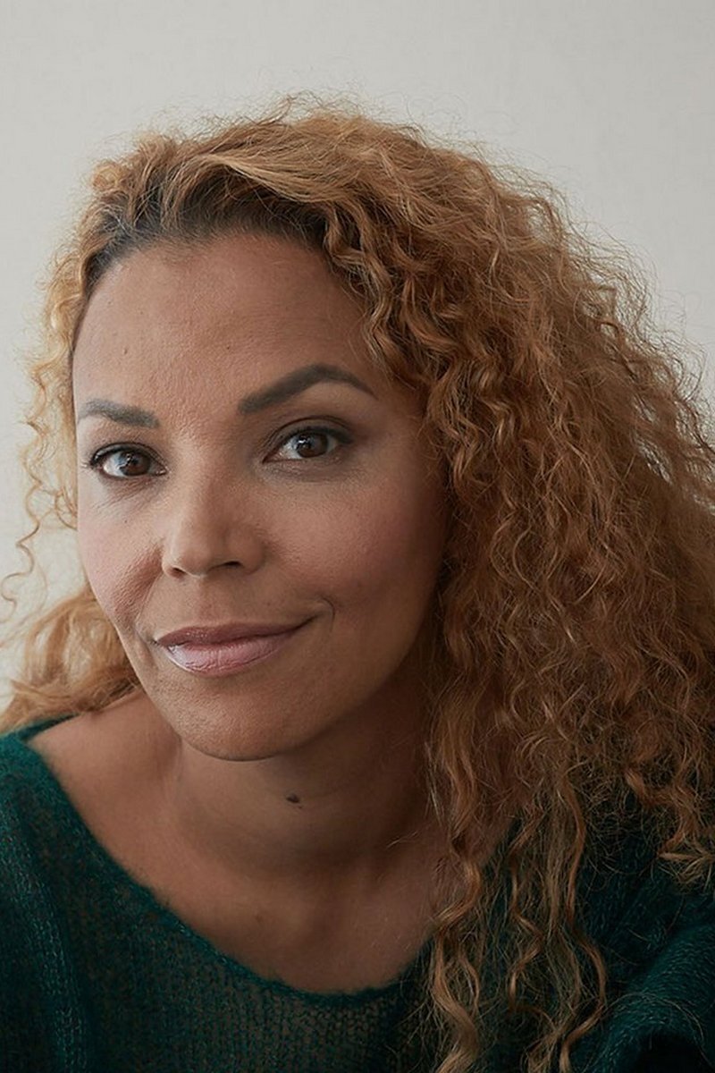 Amira Khalifa backdrop