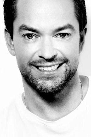 Andreas Carlsson backdrop