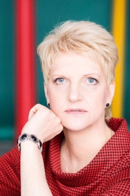 Ināra Kolmane backdrop