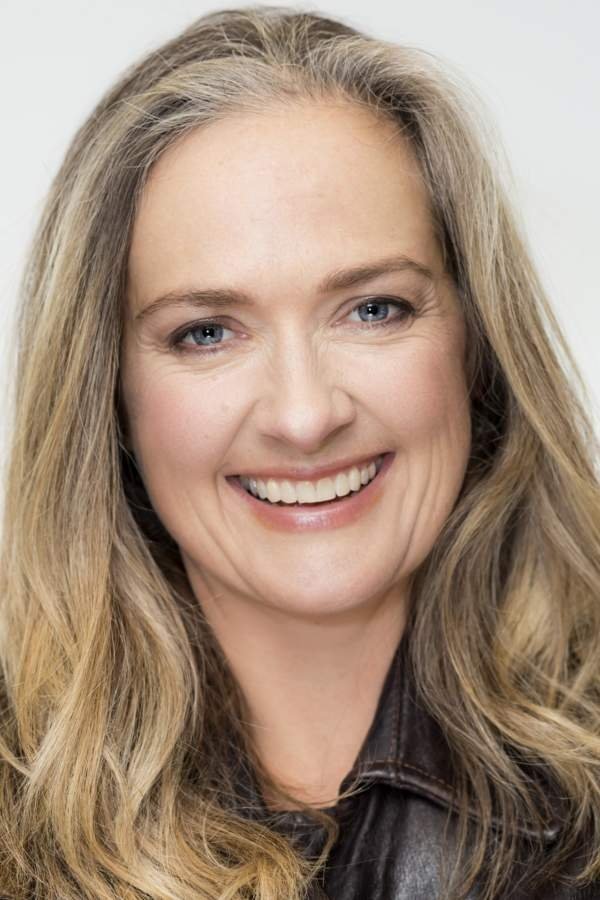 Elisabeth Easther backdrop