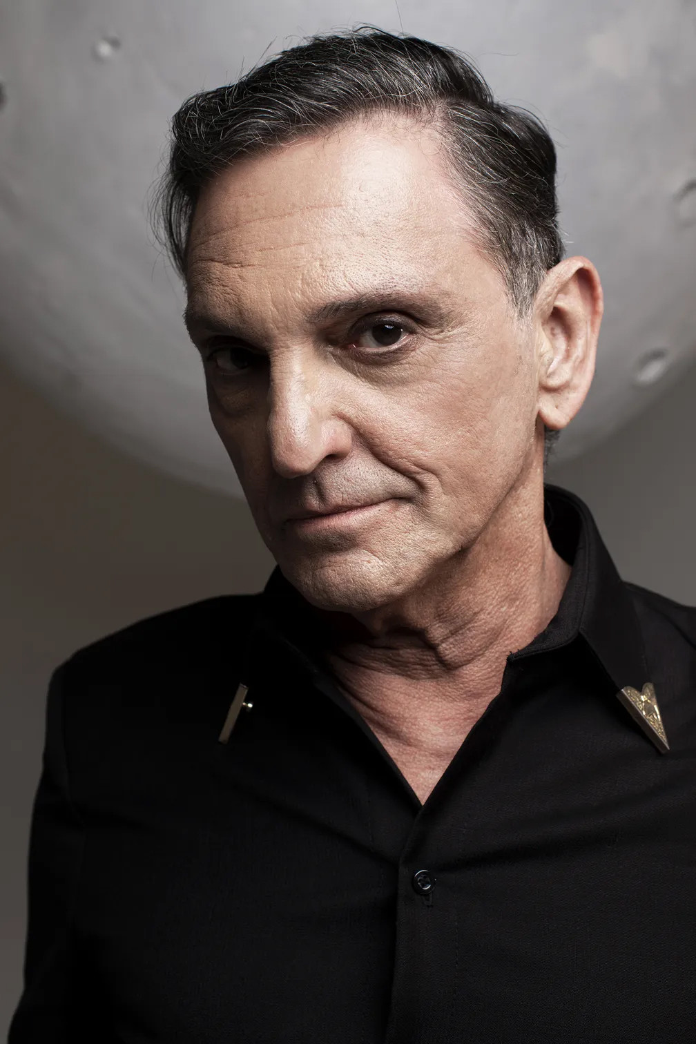 Paulo Miklos backdrop