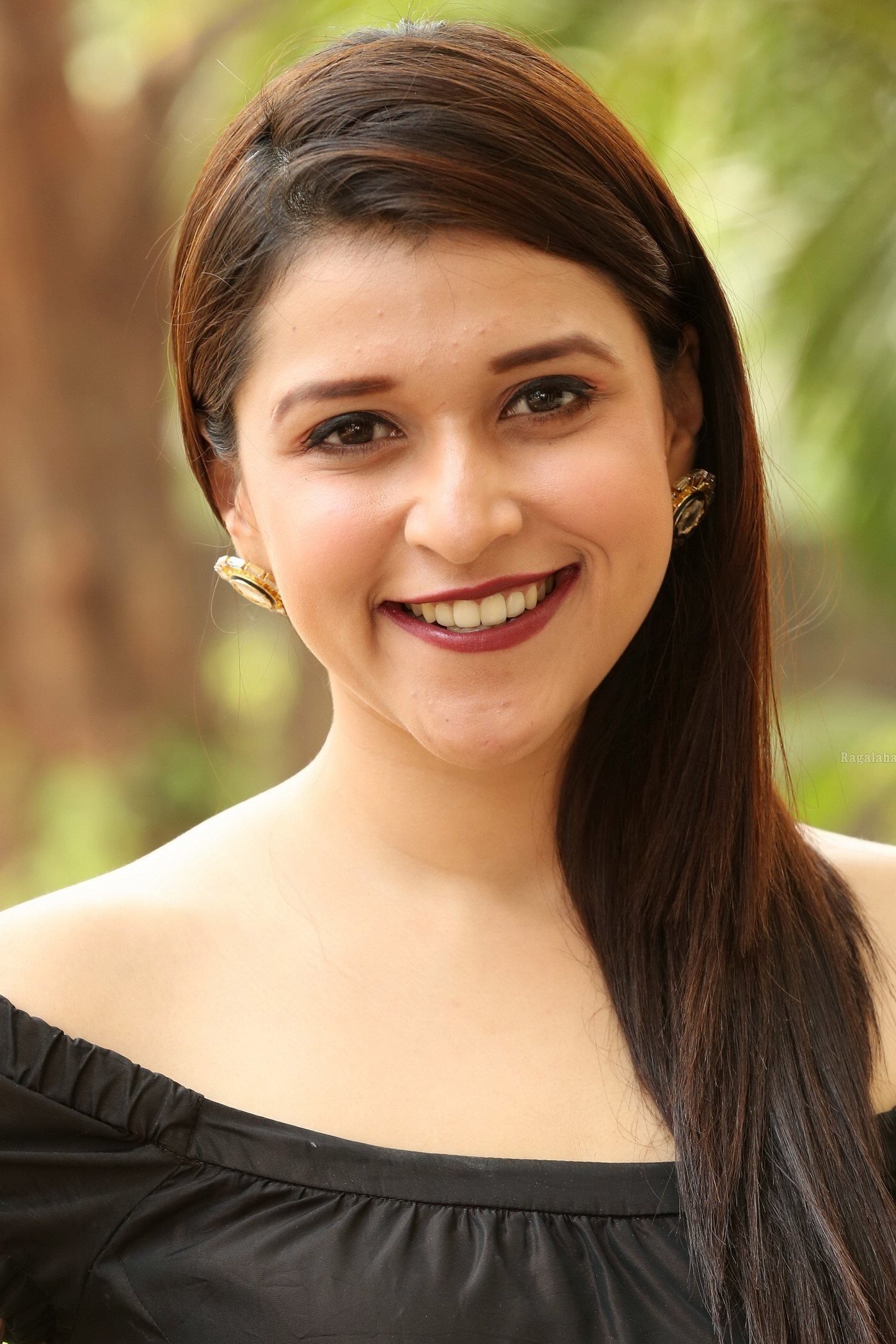 Mannara Chopra backdrop