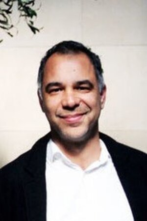 Demis Herenger backdrop