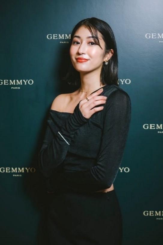 Mayuko Arisue backdrop