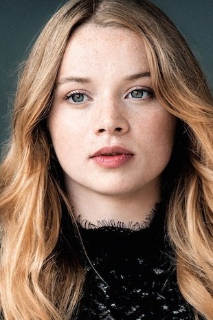 Luna Wedler backdrop