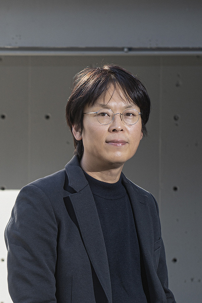 Min Byung-hun backdrop