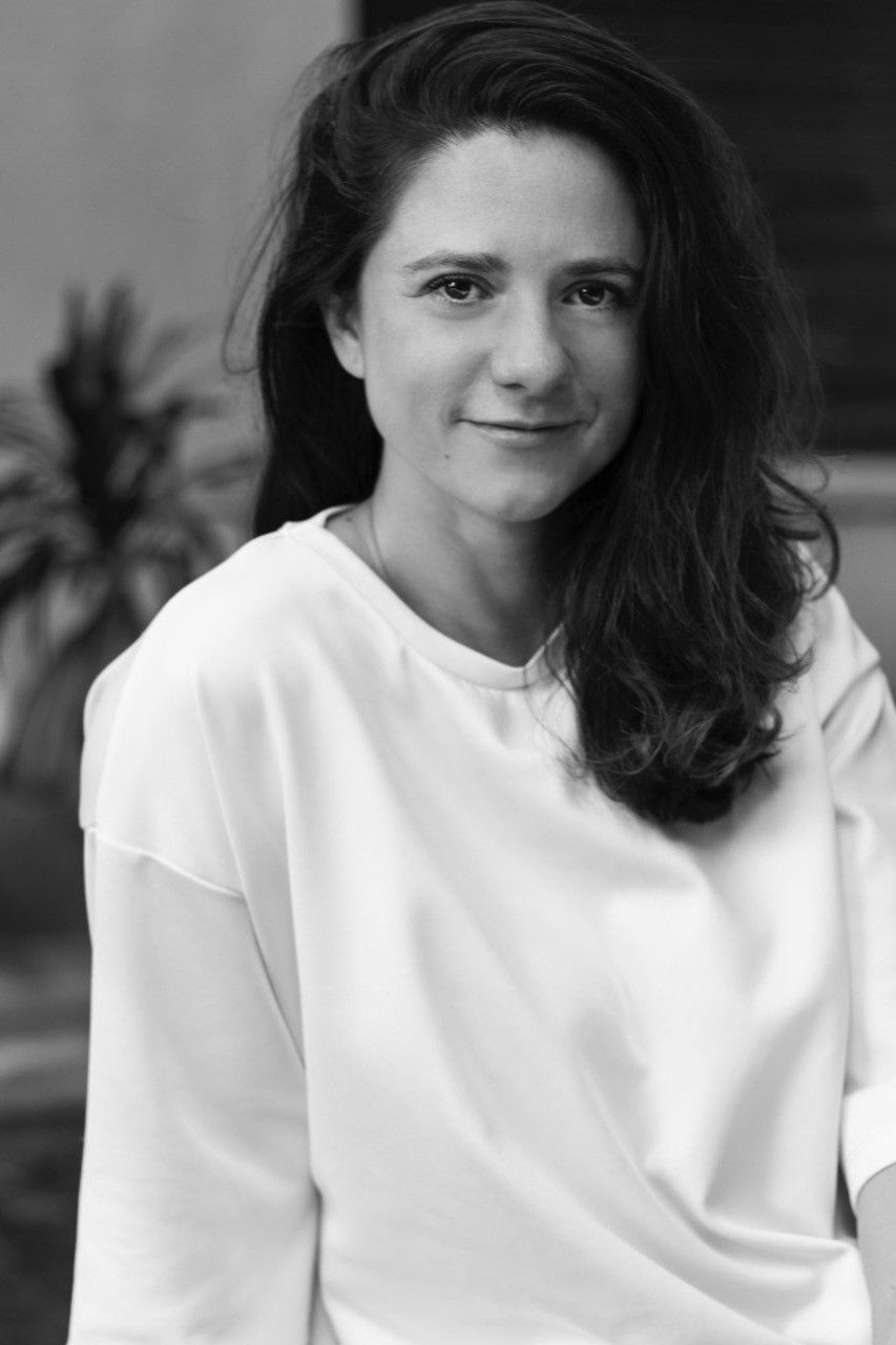 Mariana Bastos backdrop