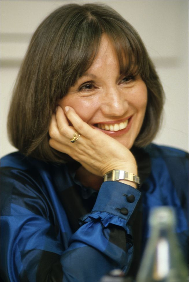 Ana Diosdado backdrop