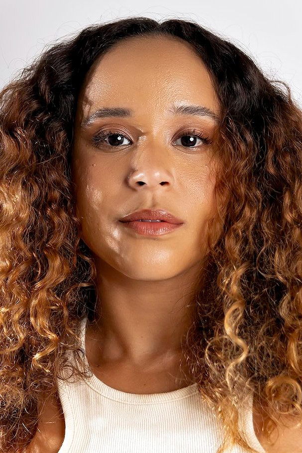 Mari Oliveira backdrop