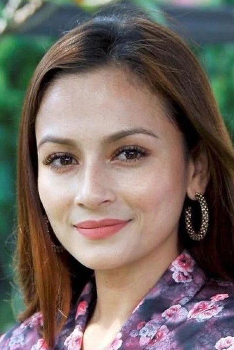 Mimi Ernida backdrop