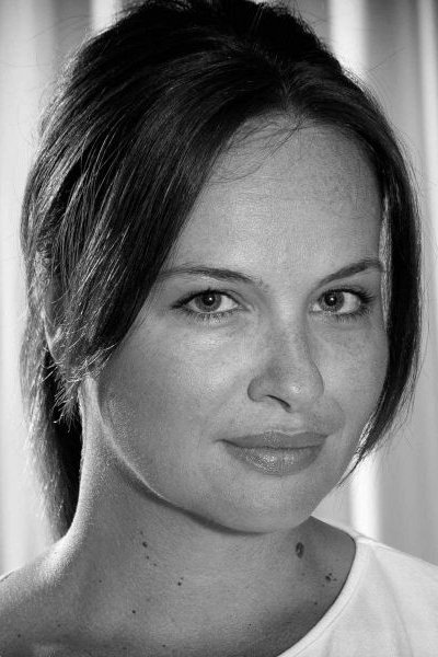 Saška Dimitrovska backdrop