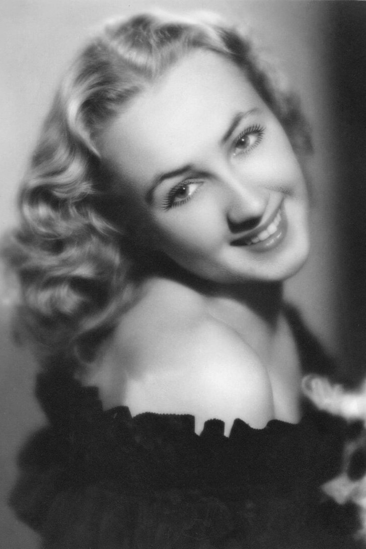 Nora Cífková backdrop