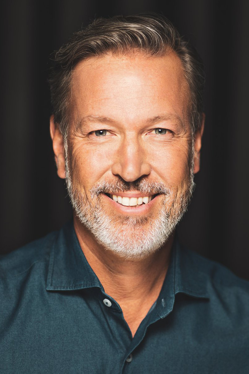 Ricardo Larrivée backdrop