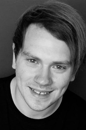 Çarli Makdugal backdrop