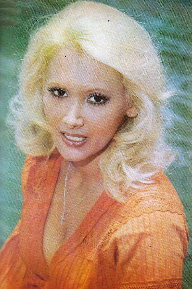 Perla Faith backdrop