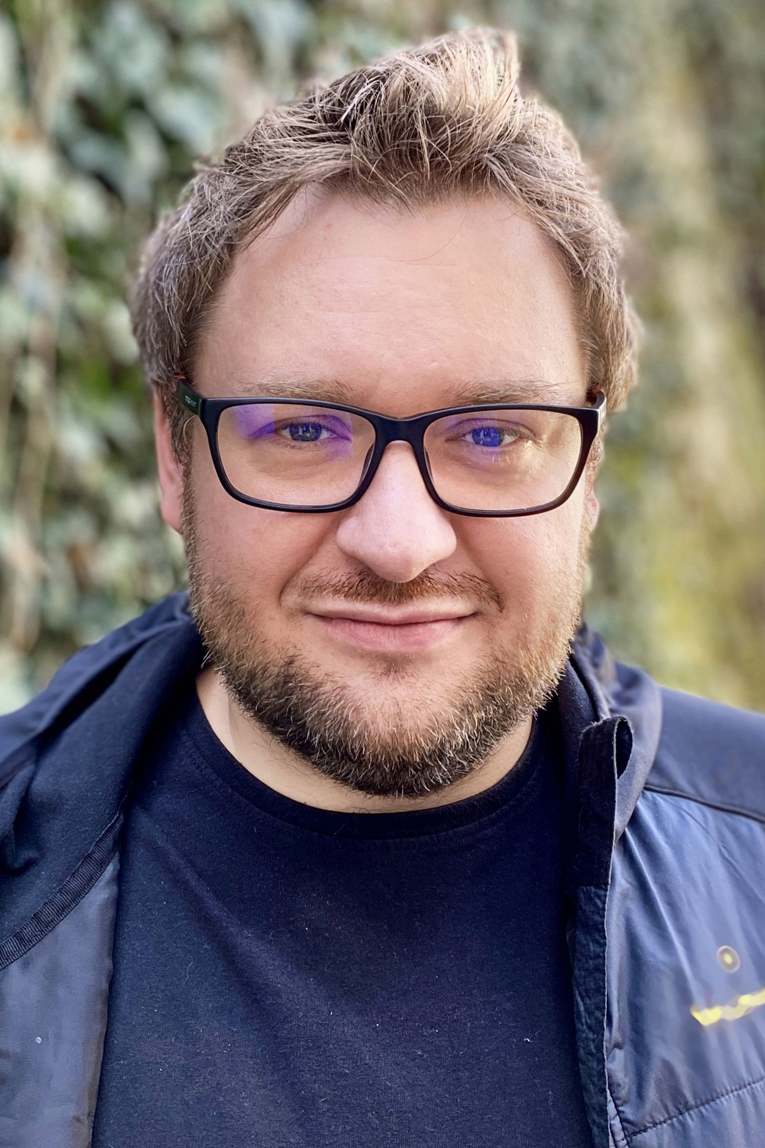 Milan Enčev backdrop