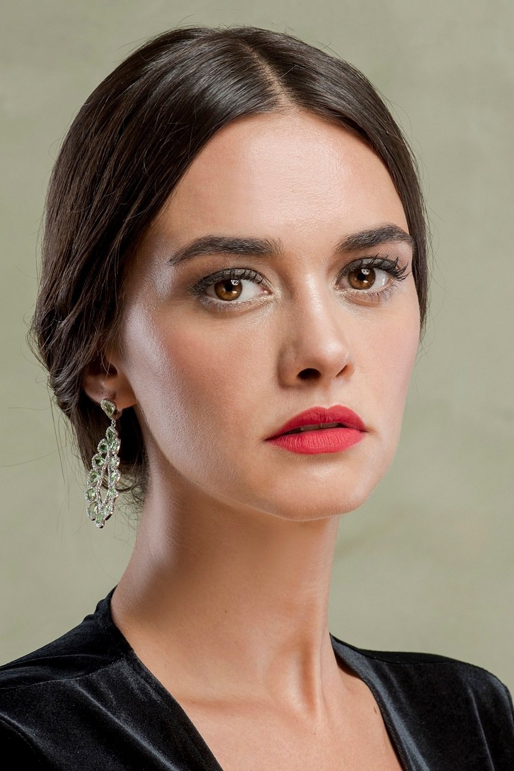 Hande Soral backdrop