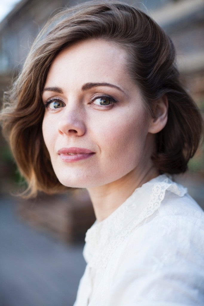 Anna Miklosh backdrop