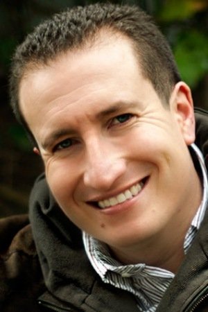 Fernando Ayllón backdrop