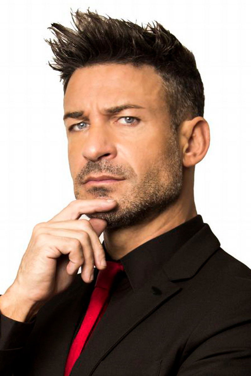 Eduardo Aldán backdrop