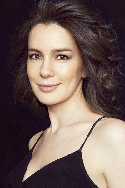 Ayfer Dönmez backdrop