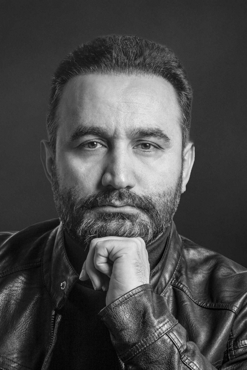 Navid Mahmoudi backdrop