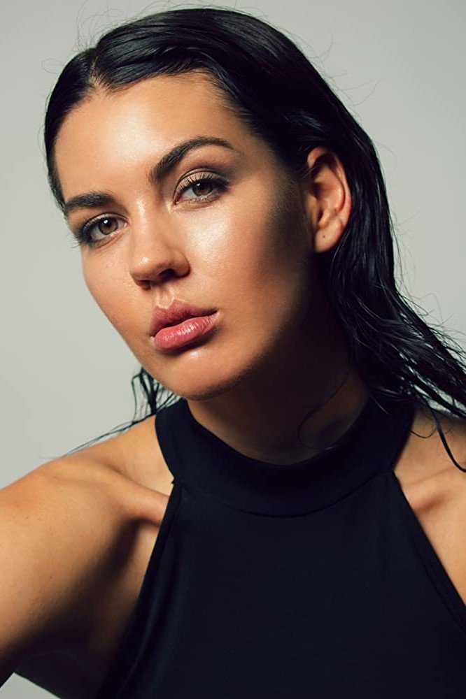 Anna-Lea Mende backdrop