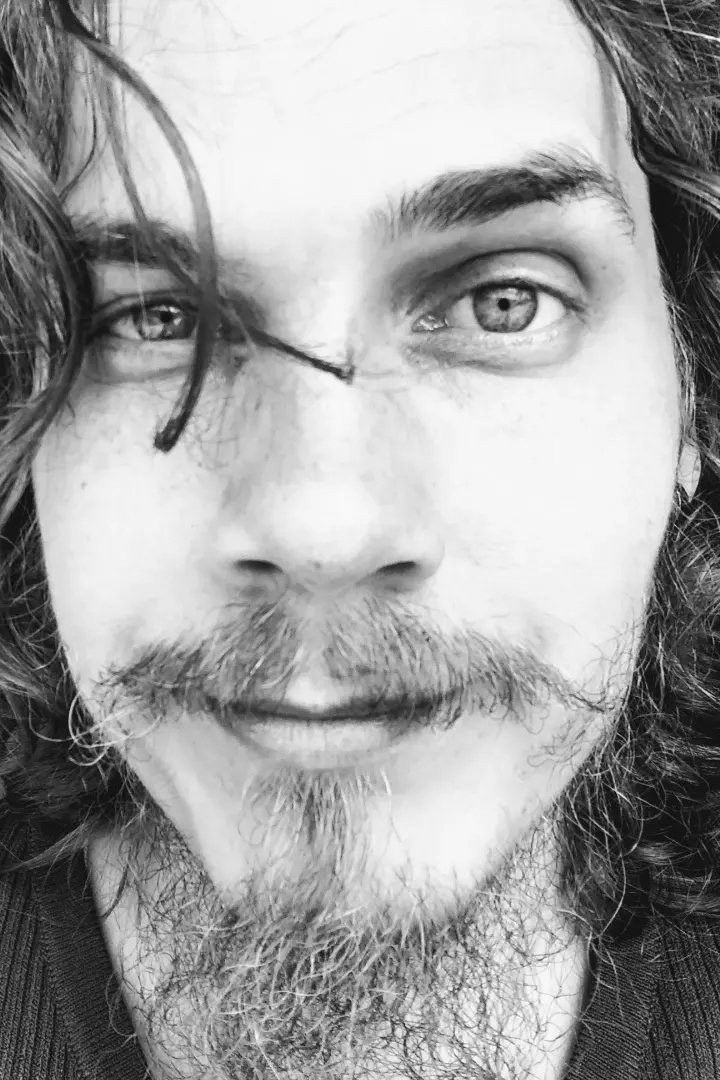 Erik Martíncues backdrop