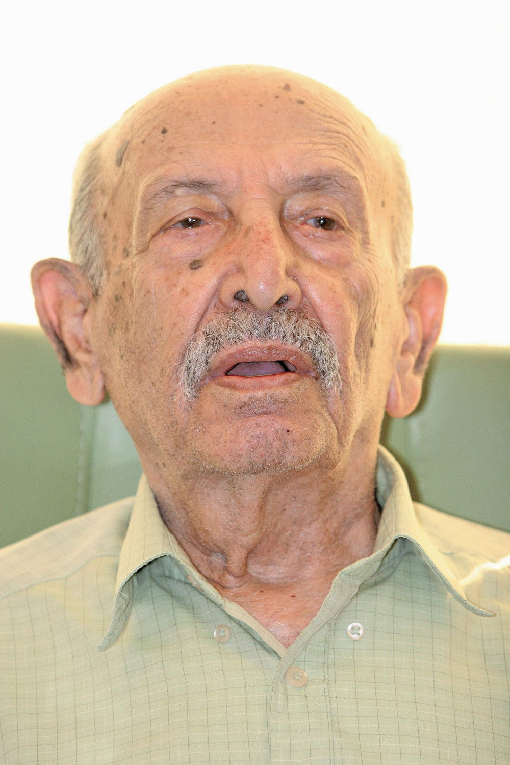 Morteza Ahmadi backdrop