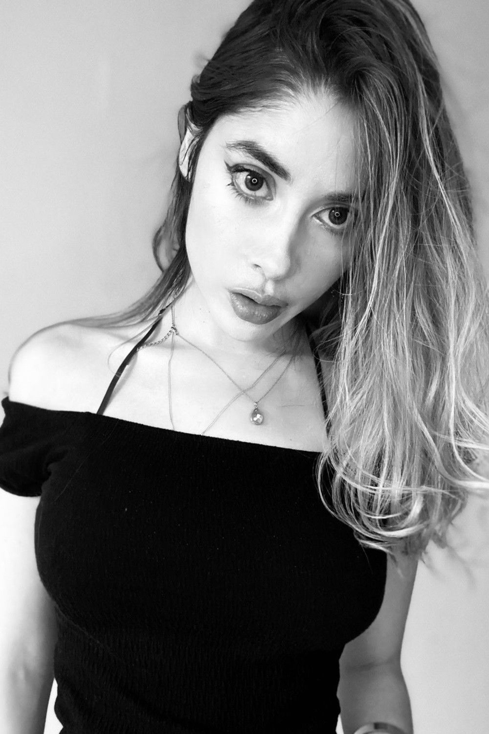 Grecia Monroc backdrop