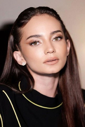 Enzy Storia backdrop