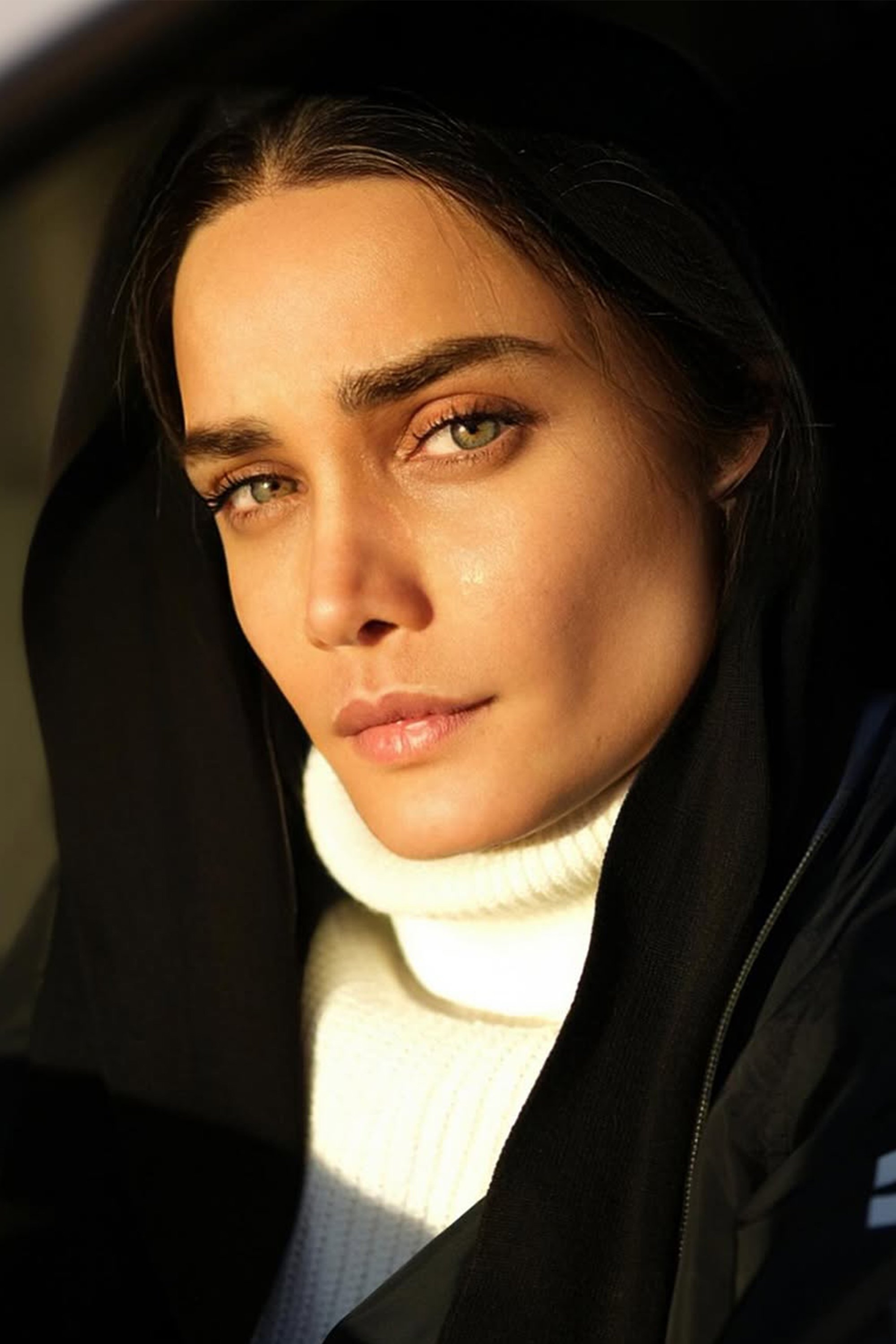 Tina Akhoondtabar backdrop