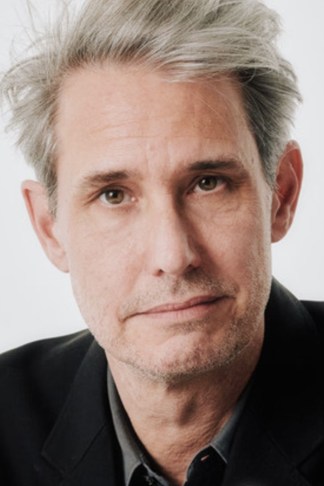 Dirk von Lowtzow backdrop