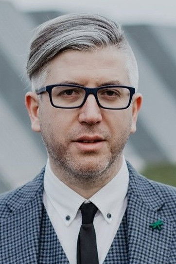 Arian Levin backdrop