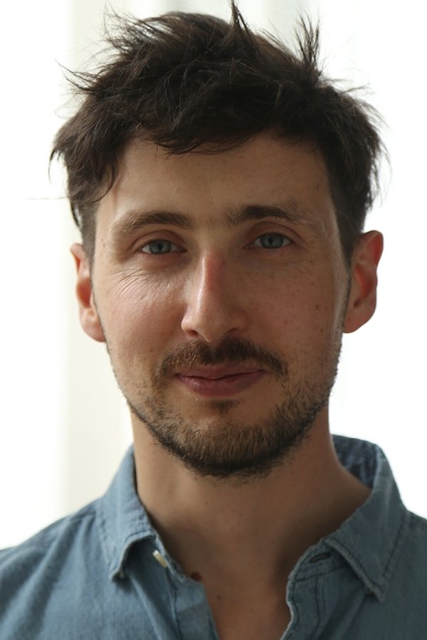 Cristóbal León backdrop