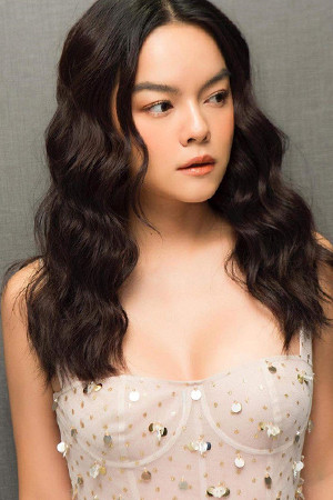 Phạm Quỳnh Anh backdrop