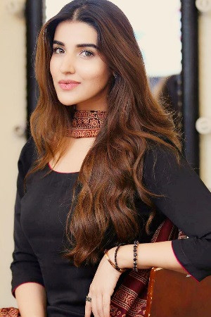 Hareem Farooq backdrop