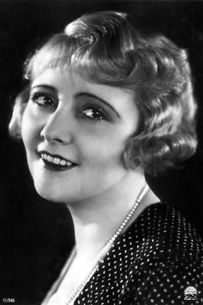 Simone Cerdan backdrop