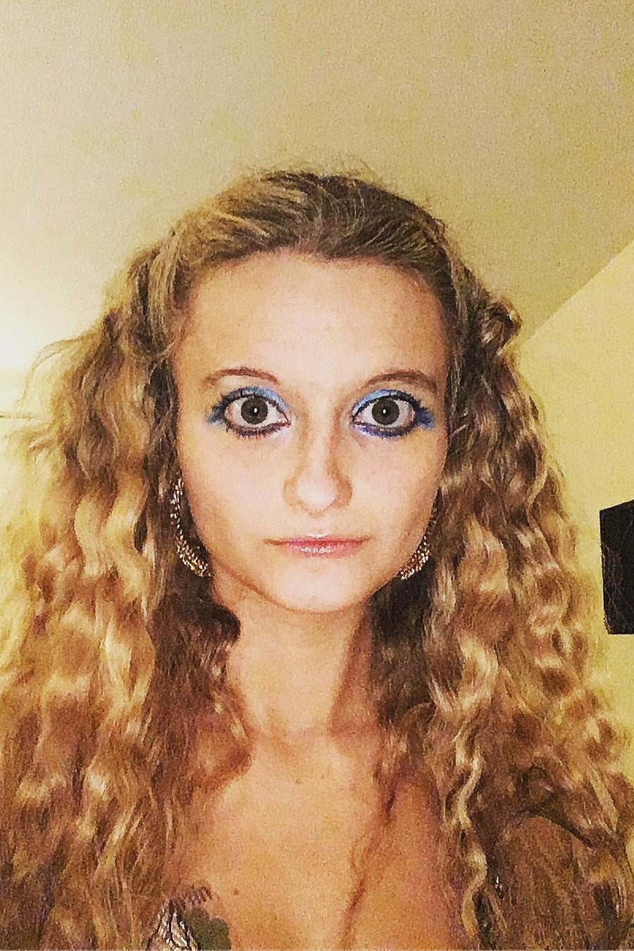 Tula Kostelo backdrop