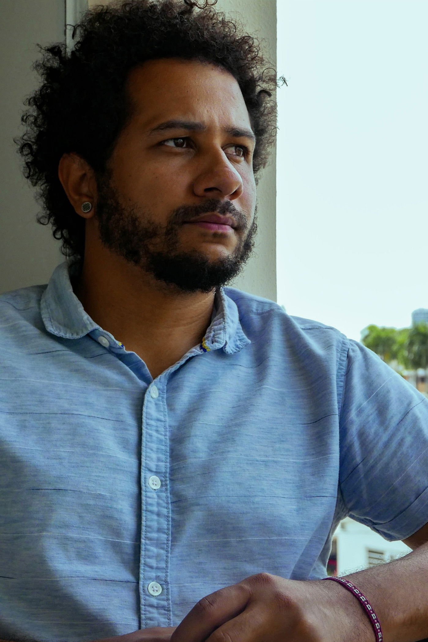 Juan C. Dávila backdrop