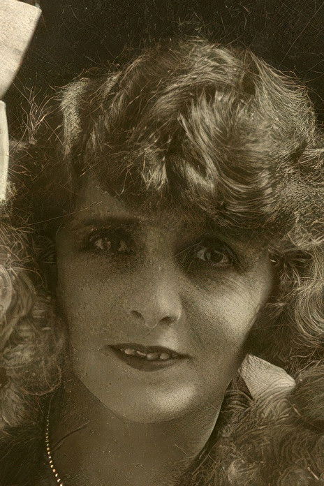 Violette Jyl backdrop