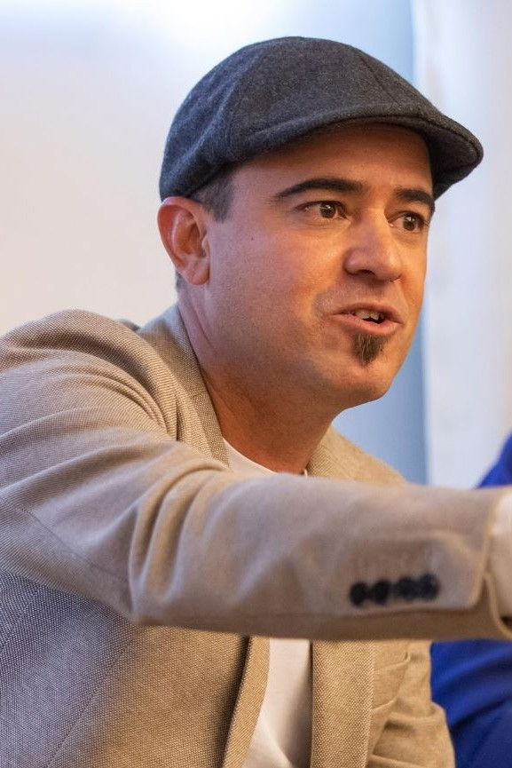 Ricardo Olivero Lora backdrop