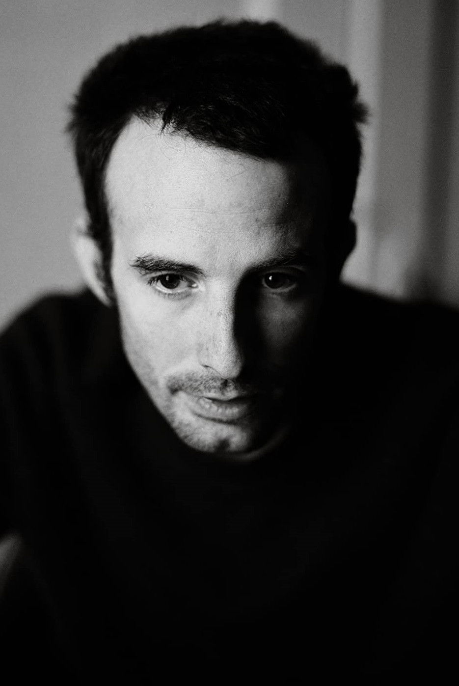 Xhej Bërleson backdrop