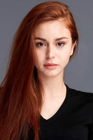 Asena Keskinci backdrop