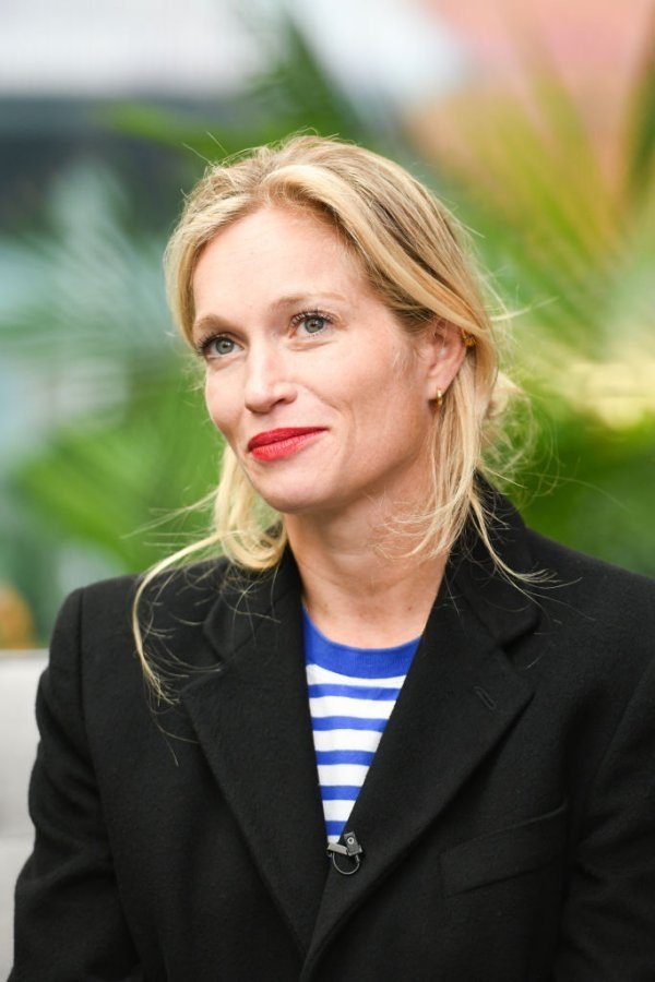 Alexis Bloom backdrop