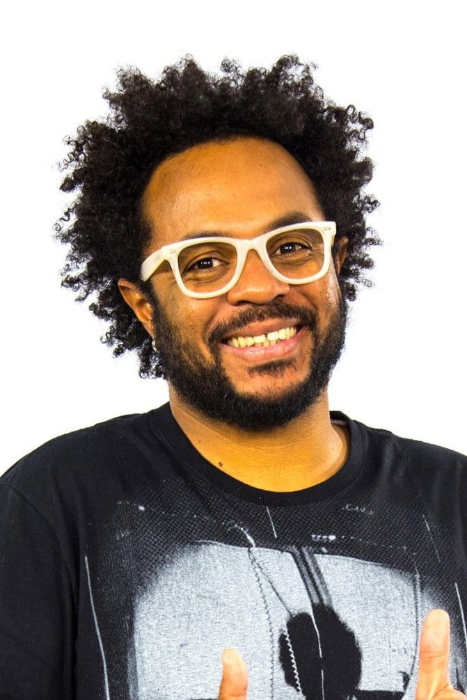 Marcelo Marrom backdrop